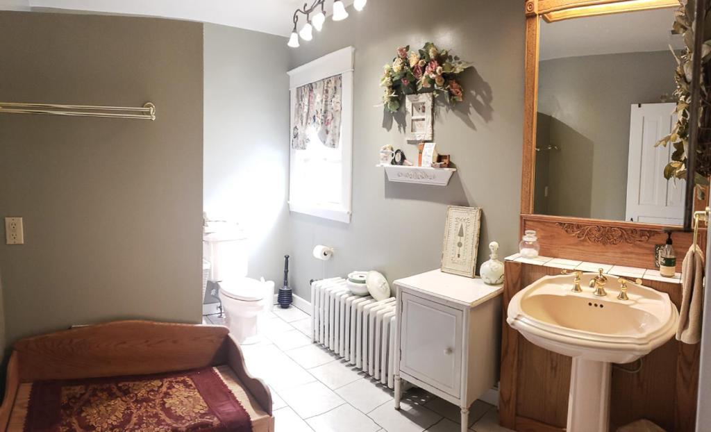 Linda Sue Manor Vandrarhem Sioux City Exteriör bild